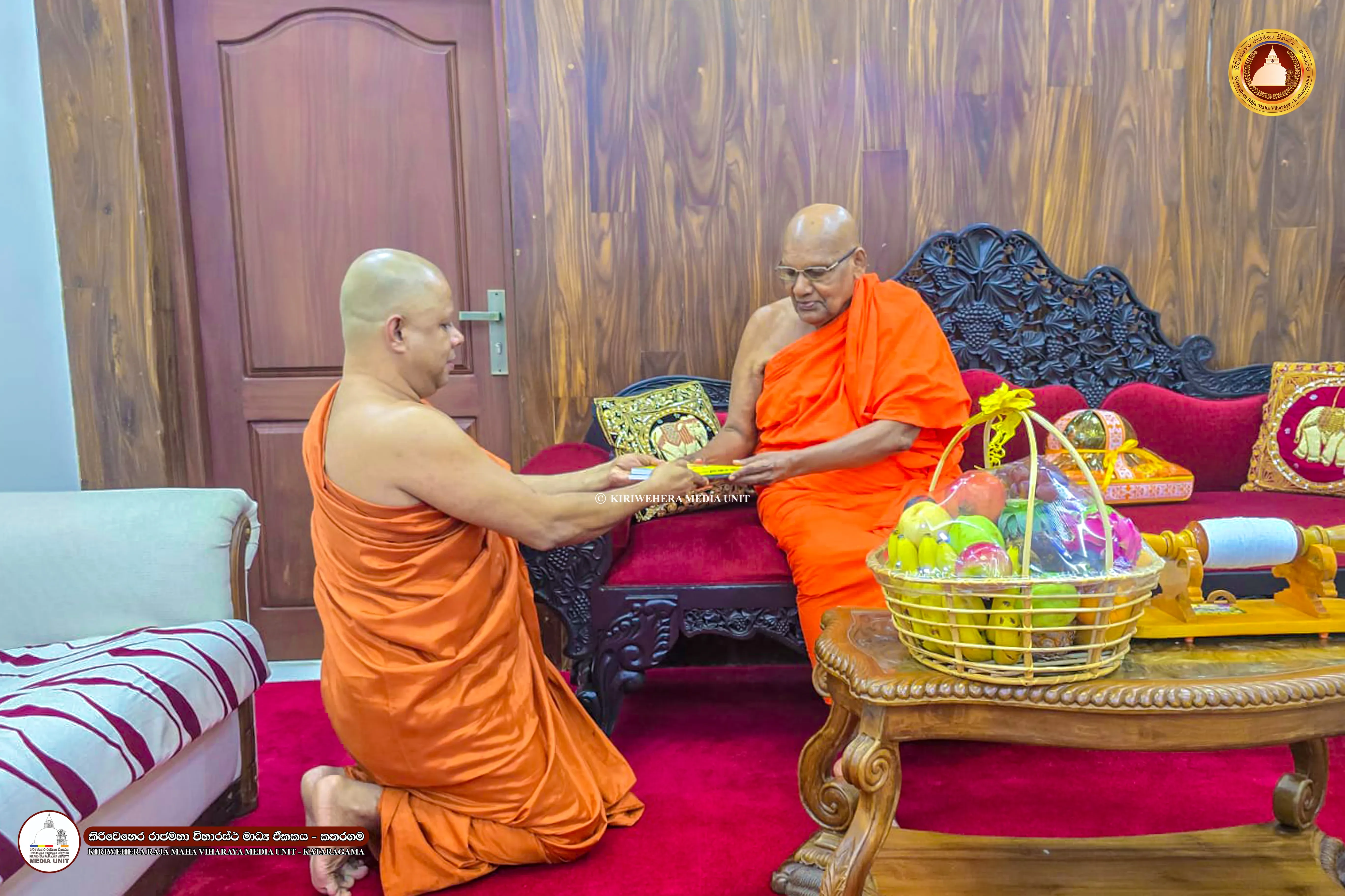 Visiting the Venerable Ittapana Dhammalankarabhidana Mahanayake Thero and inquiring about his well-being